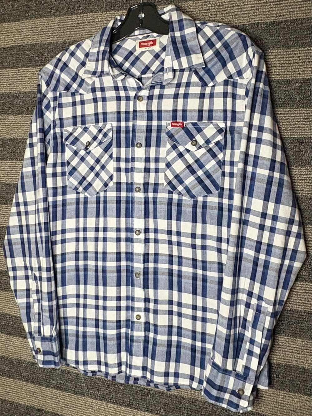 Wrangler Blue and White Plaid Button-Up Western Shirt Men’s Medium EUC